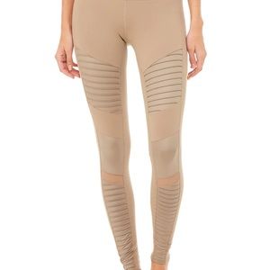 Alo Yoga Moto Legging in Gravel/Glossy